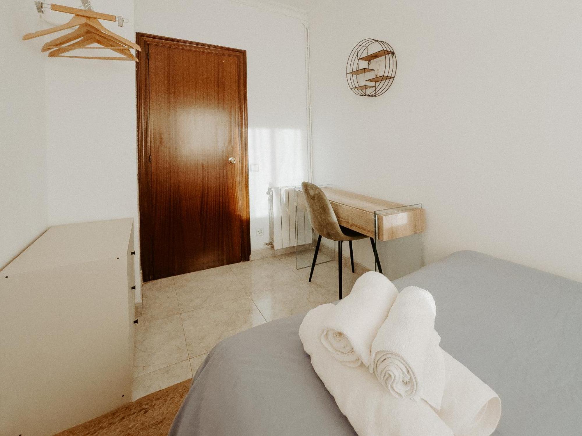 Charming Rooms In Shared Apartment Near Camp Nou برشلونة الغرفة الصورة